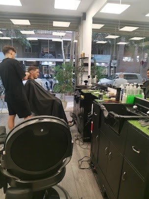 Sillones de la barbería Men's Lab en Carrer de Londres 67